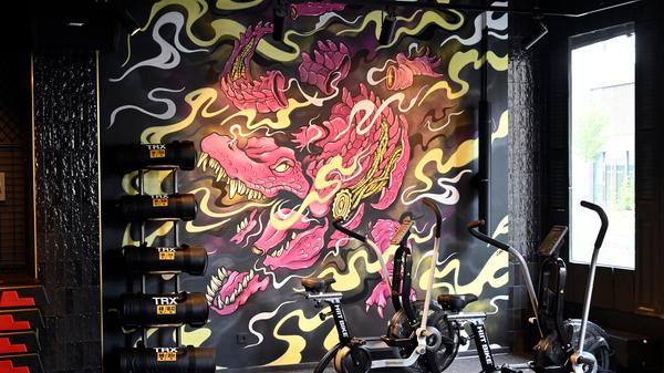 Der John Reed Fitness Music Club in der Erlanger Nägelsbachstraße ist die Edel-Variante von MCFit, beide Marken gehören zum Unternehmen der RSG Group. Im Vergleich zur nur halb so teuren Schwester bietet das "John Reed"-Studio unter anderem einen großen Wellnessbereich, Kinderbetreuung, Streetart an den Wänden, zweimal die Woche Live-DJs und - auf Zubuchung - individuelles, geleitetes Training.