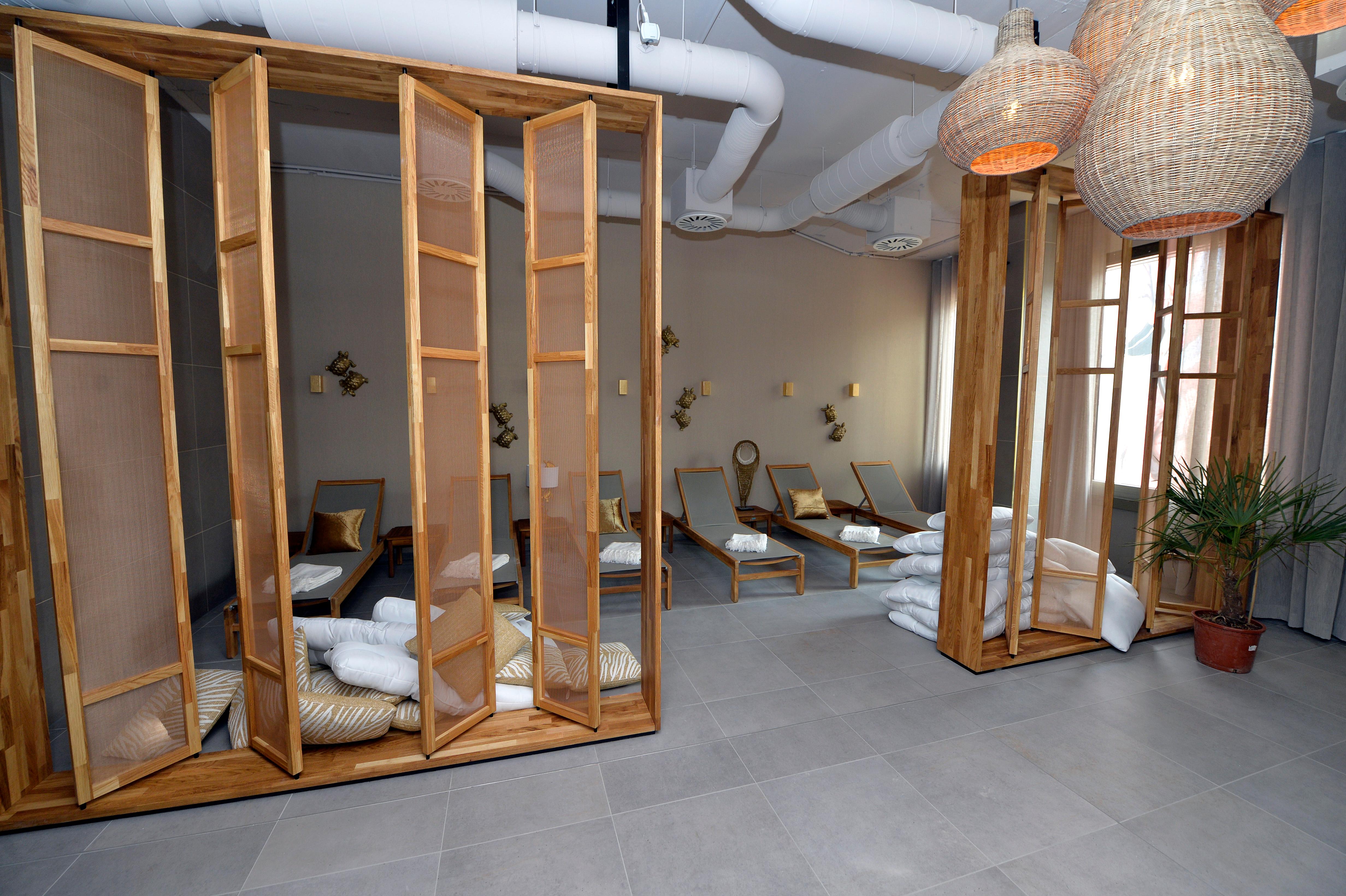 Der John Reed Fitness Music Club in der Erlanger Nägelsbachstraße ist die Edel-Variante von MCFit, beide Marken gehören zum Unternehmen der RSG Group. Im Vergleich zur nur halb so teuren Schwester bietet das "John Reed"-Studio unter anderem einen großen Wellnessbereich, Kinderbetreuung, Streetart an den Wänden, zweimal die Woche Live-DJs und - auf Zubuchung - individuelles, geleitetes Training.