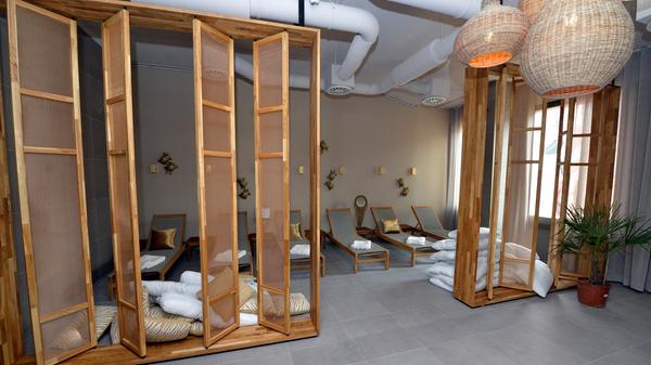 Der John Reed Fitness Music Club in der Erlanger Nägelsbachstraße ist die Edel-Variante von MCFit, beide Marken gehören zum Unternehmen der RSG Group. Im Vergleich zur nur halb so teuren Schwester bietet das "John Reed"-Studio unter anderem einen großen Wellnessbereich, Kinderbetreuung, Streetart an den Wänden, zweimal die Woche Live-DJs und - auf Zubuchung - individuelles, geleitetes Training.