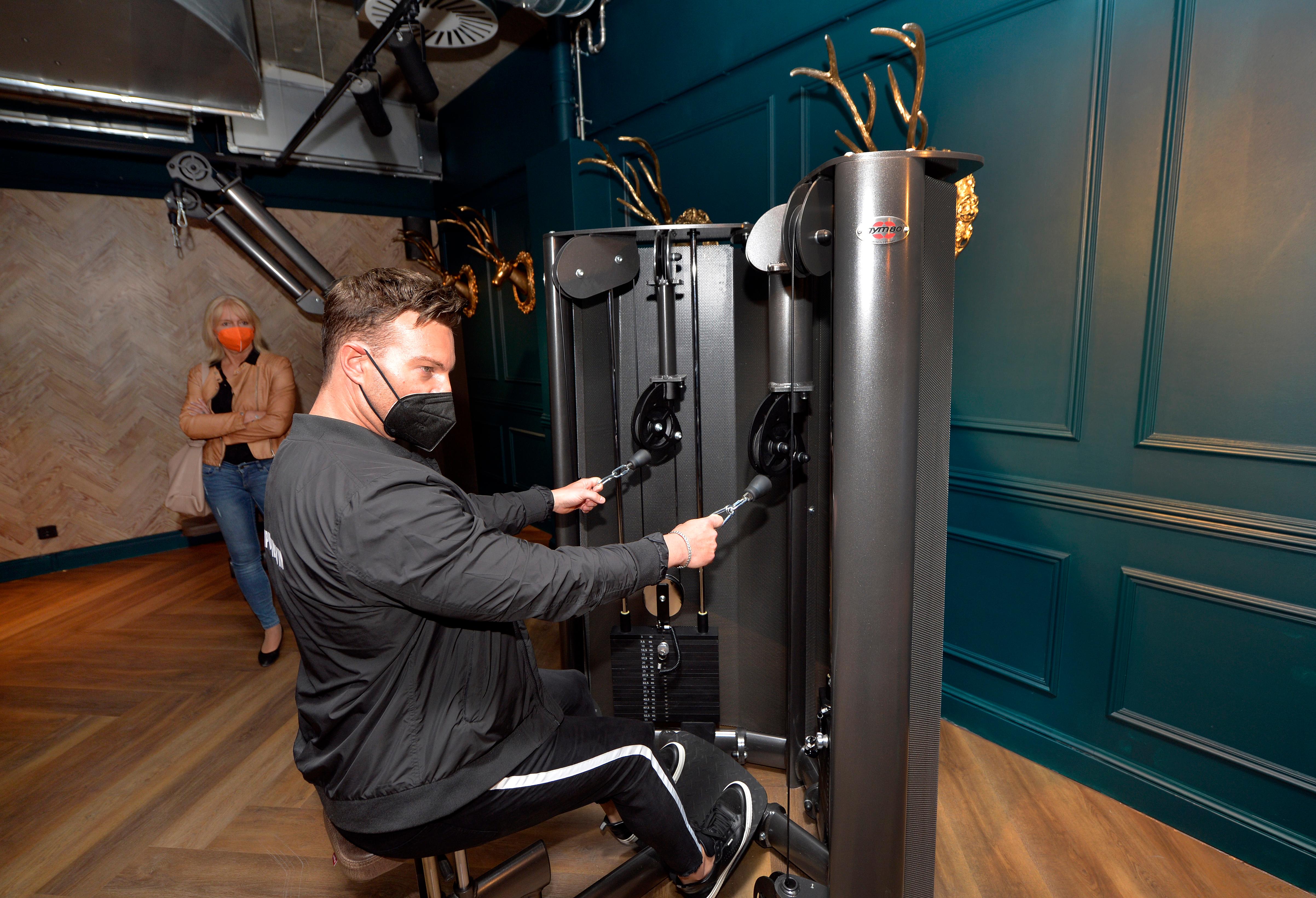 Der John Reed Fitness Music Club in der Erlanger Nägelsbachstraße ist die Edel-Variante von MCFit, beide Marken gehören zum Unternehmen der RSG Group. Im Vergleich zur nur halb so teuren Schwester bietet das "John Reed"-Studio unter anderem einen großen Wellnessbereich, Kinderbetreuung, Streetart an den Wänden, zweimal die Woche Live-DJs und - auf Zubuchung - individuelles, geleitetes Training.