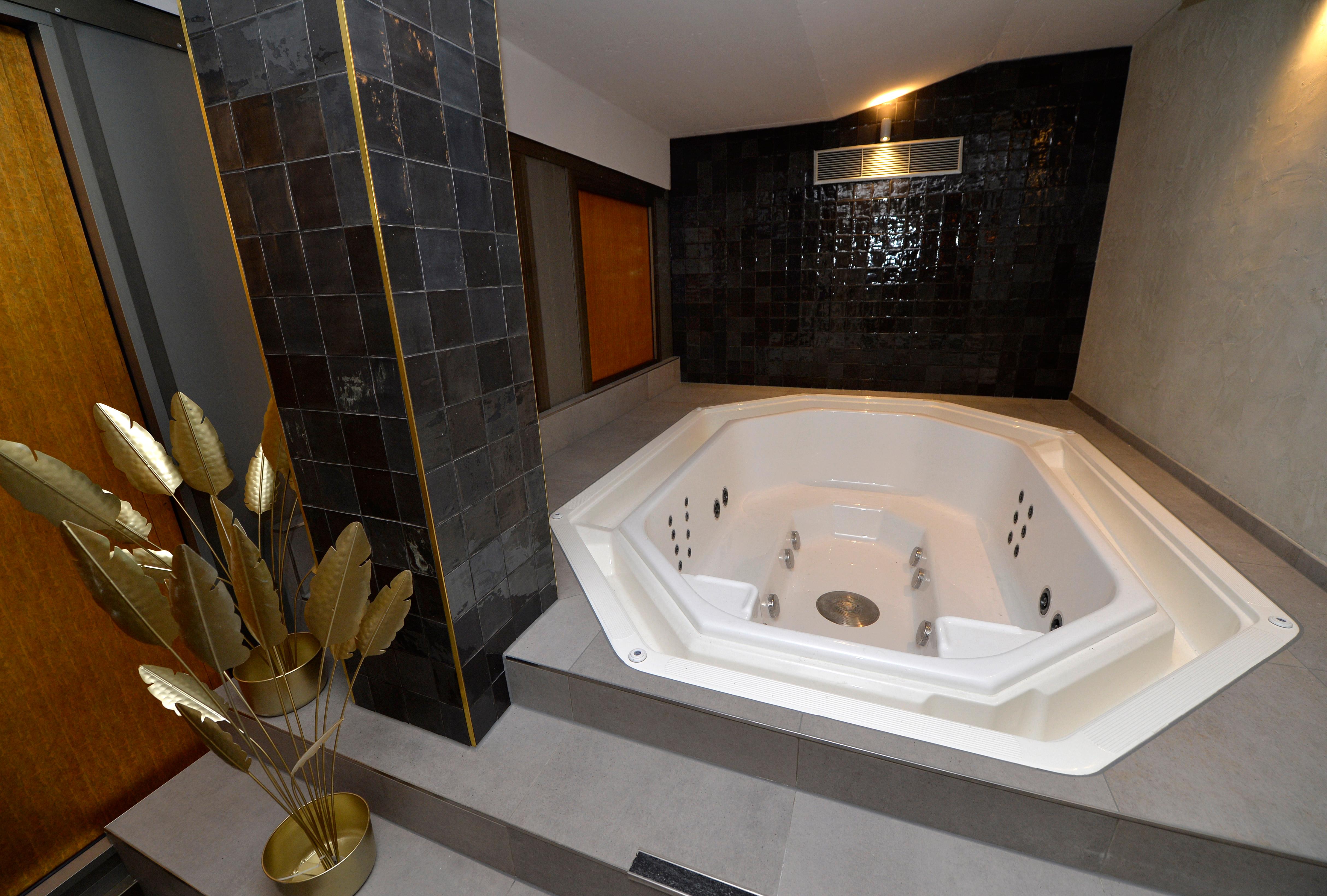 Der John Reed Fitness Music Club in der Erlanger Nägelsbachstraße ist die Edel-Variante von MCFit, beide Marken gehören zum Unternehmen der RSG Group. Im Vergleich zur nur halb so teuren Schwester bietet das "John Reed"-Studio unter anderem einen großen Wellnessbereich, Kinderbetreuung, Streetart an den Wänden, zweimal die Woche Live-DJs und - auf Zubuchung - individuelles, geleitetes Training.