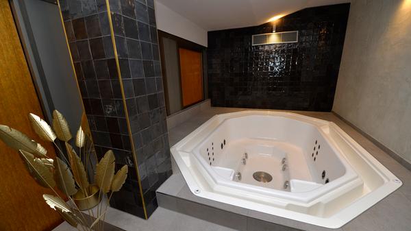 Der John Reed Fitness Music Club in der Erlanger Nägelsbachstraße ist die Edel-Variante von MCFit, beide Marken gehören zum Unternehmen der RSG Group. Im Vergleich zur nur halb so teuren Schwester bietet das "John Reed"-Studio unter anderem einen großen Wellnessbereich, Kinderbetreuung, Streetart an den Wänden, zweimal die Woche Live-DJs und - auf Zubuchung - individuelles, geleitetes Training.