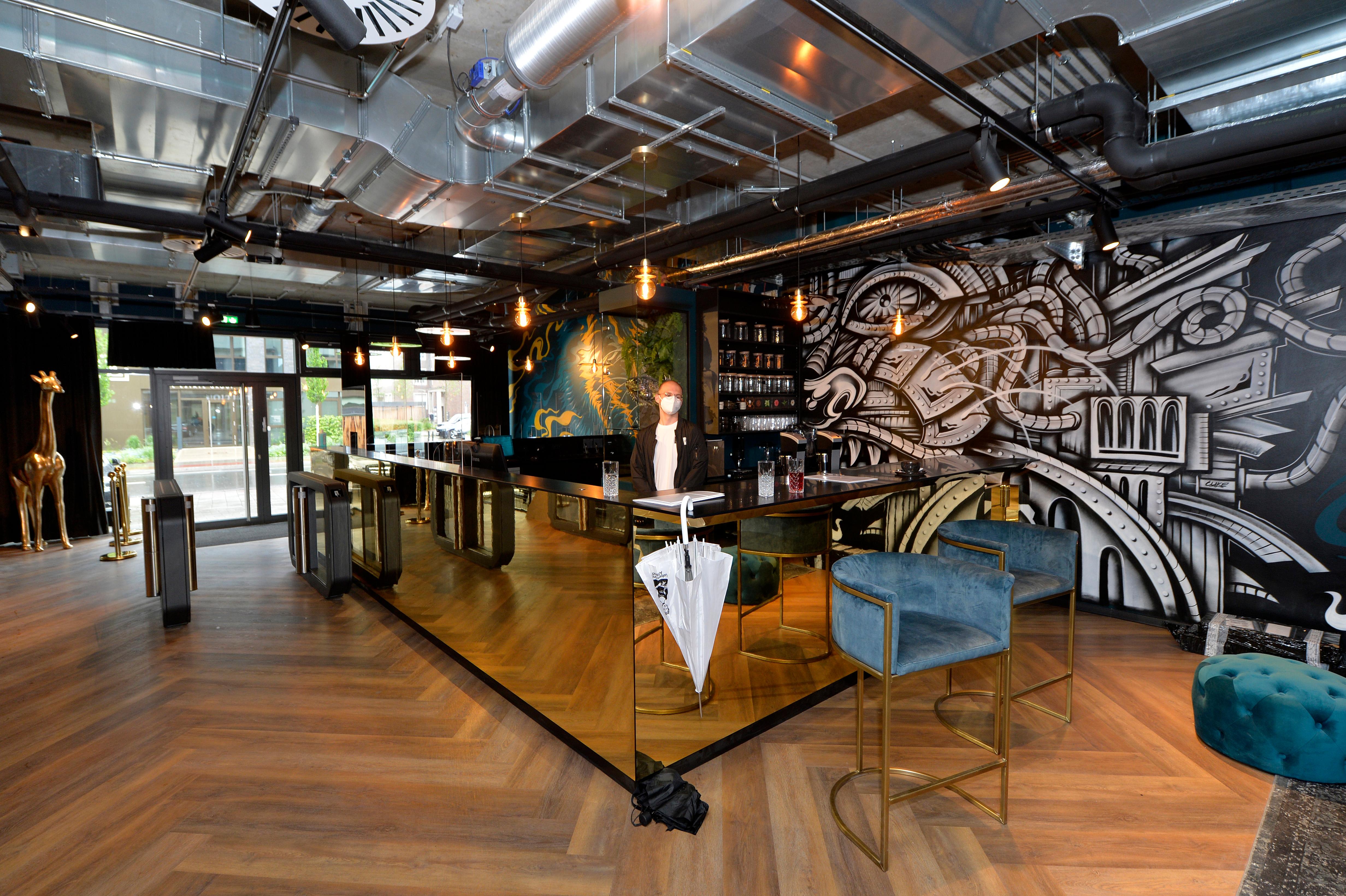 Der John Reed Fitness Music Club in der Erlanger Nägelsbachstraße ist die Edel-Variante von MCFit, beide Marken gehören zum Unternehmen der RSG Group. Im Vergleich zur nur halb so teuren Schwester bietet das "John Reed"-Studio unter anderem einen großen Wellnessbereich, Kinderbetreuung, Streetart an den Wänden, zweimal die Woche Live-DJs und - auf Zubuchung - individuelles, geleitetes Training.