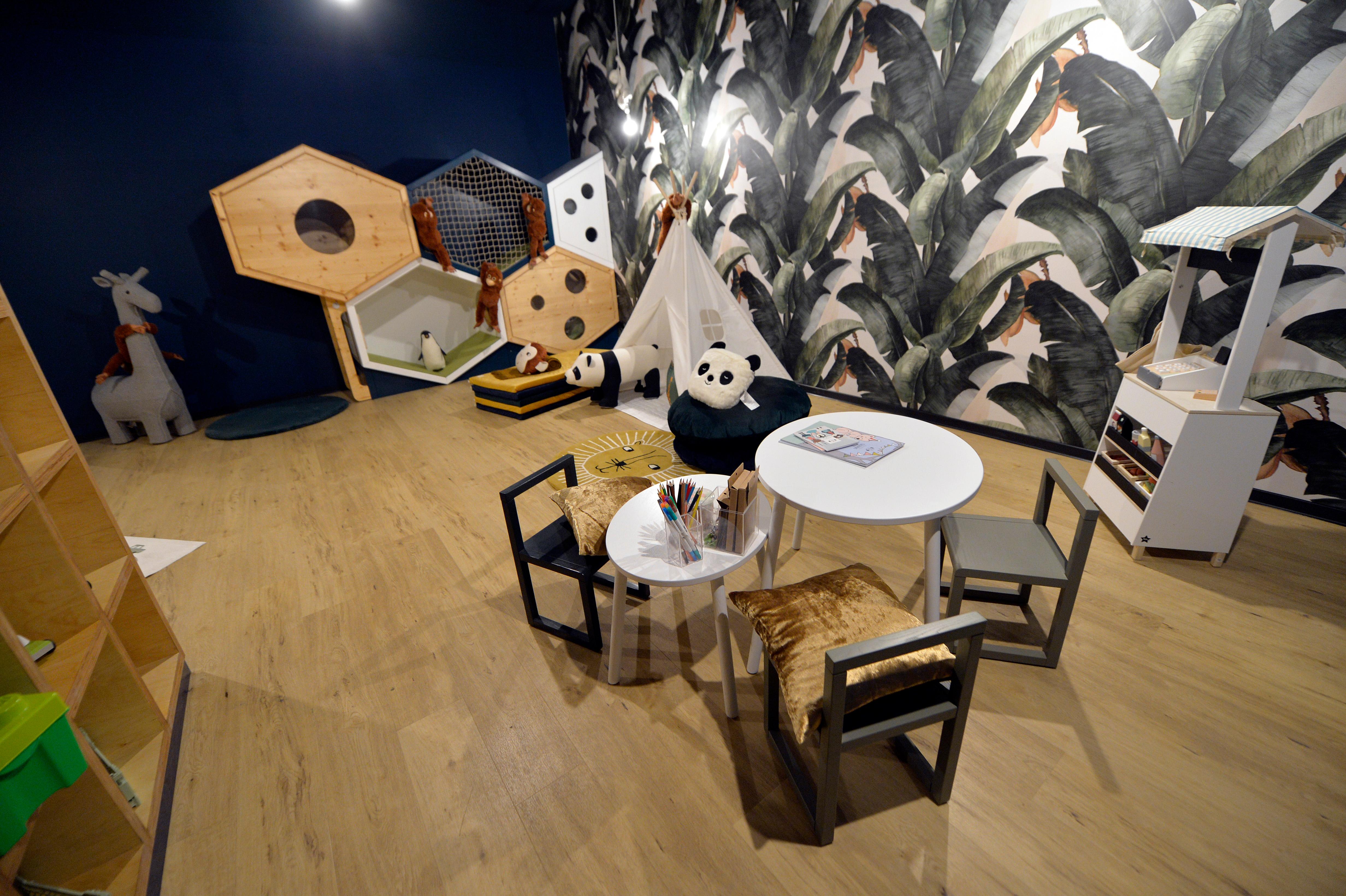 Der John Reed Fitness Music Club in der Erlanger Nägelsbachstraße ist die Edel-Variante von MCFit, beide Marken gehören zum Unternehmen der RSG Group. Im Vergleich zur nur halb so teuren Schwester bietet das "John Reed"-Studio unter anderem einen großen Wellnessbereich, Kinderbetreuung, Streetart an den Wänden, zweimal die Woche Live-DJs und - auf Zubuchung - individuelles, geleitetes Training.