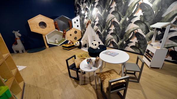 Der John Reed Fitness Music Club in der Erlanger Nägelsbachstraße ist die Edel-Variante von MCFit, beide Marken gehören zum Unternehmen der RSG Group. Im Vergleich zur nur halb so teuren Schwester bietet das "John Reed"-Studio unter anderem einen großen Wellnessbereich, Kinderbetreuung, Streetart an den Wänden, zweimal die Woche Live-DJs und - auf Zubuchung - individuelles, geleitetes Training.