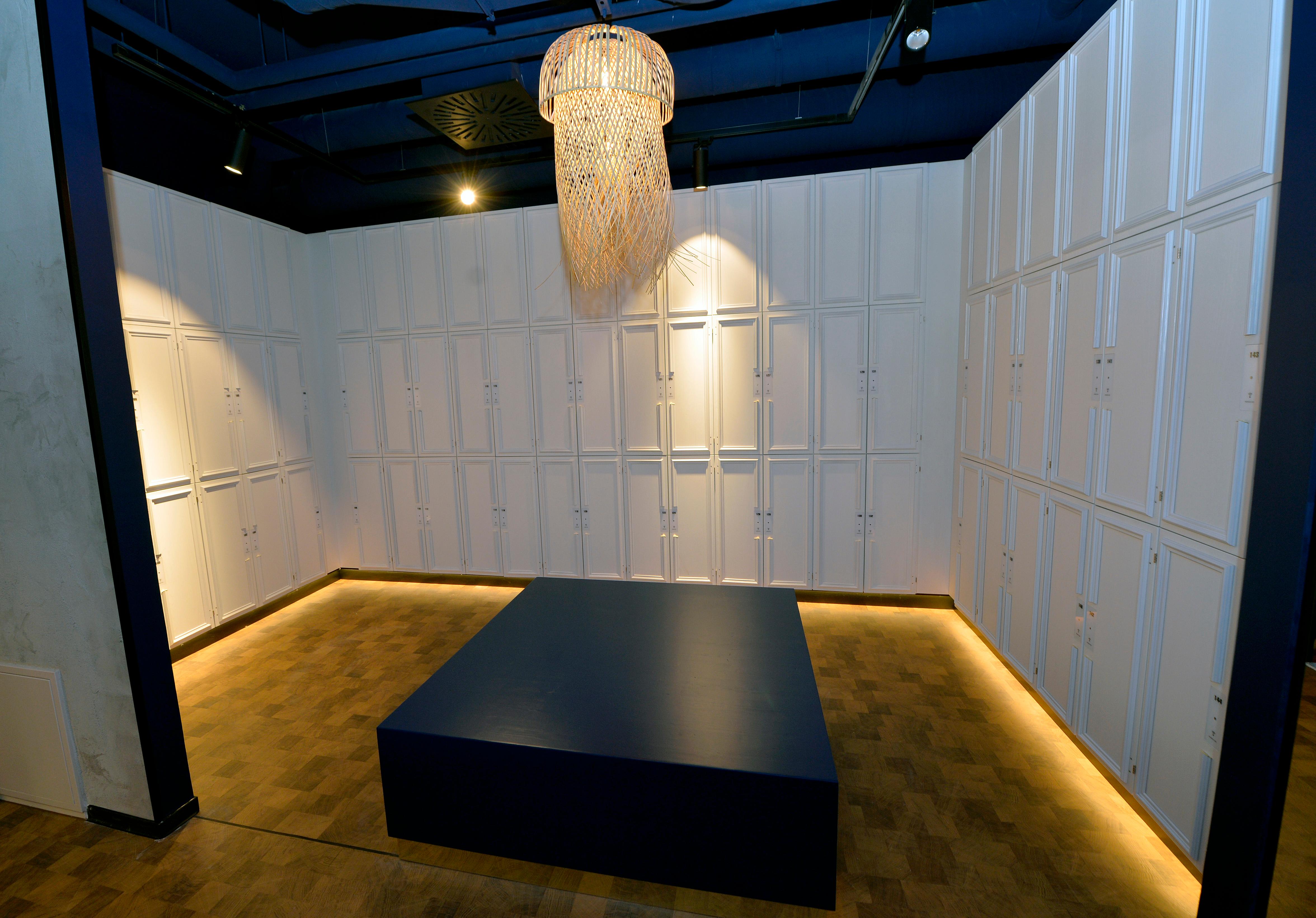 Der John Reed Fitness Music Club in der Erlanger Nägelsbachstraße ist die Edel-Variante von MCFit, beide Marken gehören zum Unternehmen der RSG Group. Im Vergleich zur nur halb so teuren Schwester bietet das "John Reed"-Studio unter anderem einen großen Wellnessbereich, Kinderbetreuung, Streetart an den Wänden, zweimal die Woche Live-DJs und - auf Zubuchung - individuelles, geleitetes Training.