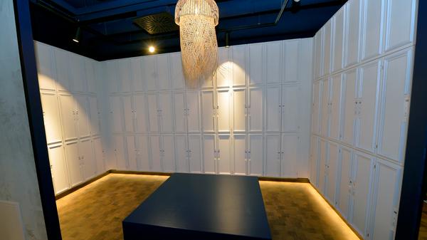 Der John Reed Fitness Music Club in der Erlanger Nägelsbachstraße ist die Edel-Variante von MCFit, beide Marken gehören zum Unternehmen der RSG Group. Im Vergleich zur nur halb so teuren Schwester bietet das "John Reed"-Studio unter anderem einen großen Wellnessbereich, Kinderbetreuung, Streetart an den Wänden, zweimal die Woche Live-DJs und - auf Zubuchung - individuelles, geleitetes Training.