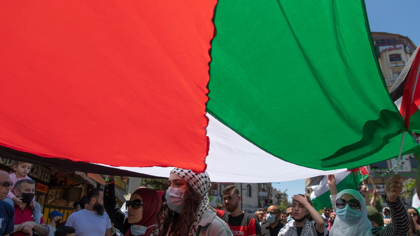 Die Polizei in Nürnberg hat vor einer Versammlung Schilder sichergestellt, auf die antisemitische Äußerungen geschrieben waren.
Die Polizei in Nürnberg hat vor einer Versammlung Schilder sichergestellt, auf die antisemitische Äußerungen geschrieben waren.