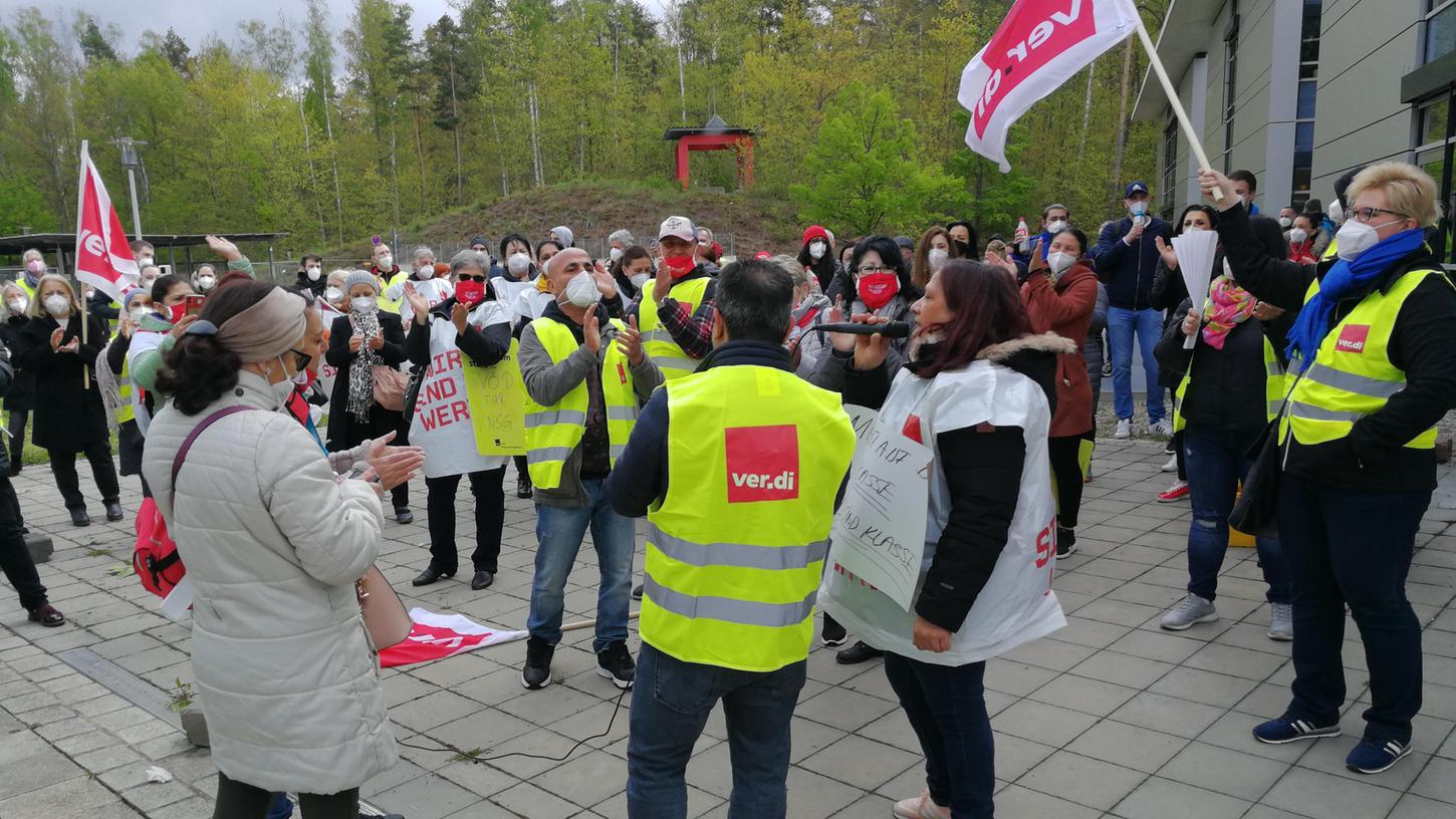 Rund 250 Beschäftigte demonstrierten am Dienstag vor dem Südklinikum.