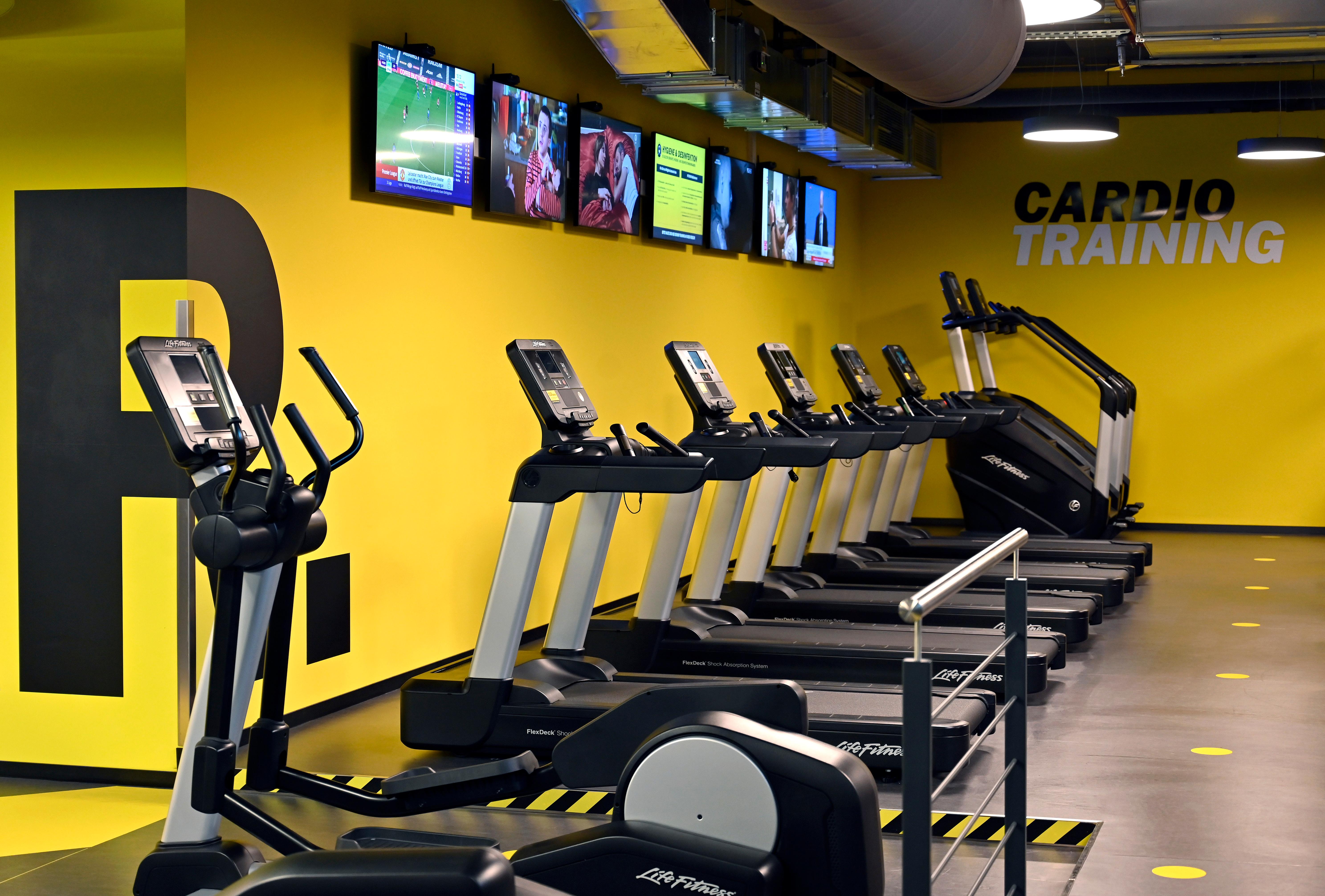 Das "Fit Star" in der Erlanger Fußgängerzone hat seine Eröffnung bereits gefeiert, musste drei Tage später auf behördliche Anordnung wegen der Corona-Beschränkungen aber wieder schließen. Nun wird es mit dem "Click & Fit"-Konzept nun wieder öffnen, genau wie das zweite neue Studio des Unternehmens in Eckental, das ebenfalls am Freitag seine Eröffnung feiern soll. "Unser Schwerpunkt liegt auf dem Preis-Leistungs-Verhältnis", beschreibt Geschäftsführer Markus Giegold das Konzept von "Fit Star" auf 2000 Quadratmetern und zwei Etagen: "Von Geräten bis Getränken haben wir alles von Weltmarktführern, aber bieten das zu kleinem Preis an." Die Bilder stammen aus dem "Fit Star" in Erlangen.