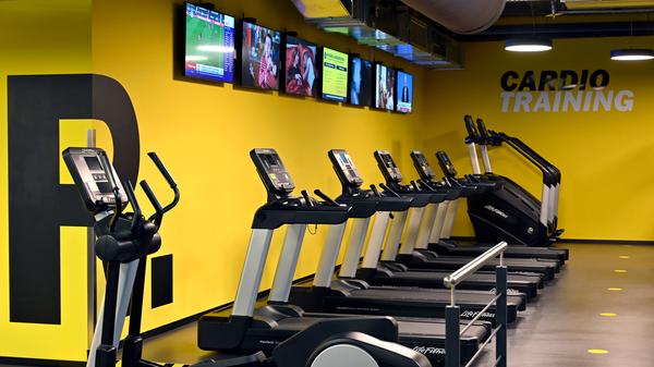 Das "Fit Star" in der Erlanger Fußgängerzone hat seine Eröffnung bereits gefeiert, musste drei Tage später auf behördliche Anordnung wegen der Corona-Beschränkungen aber wieder schließen. Nun wird es mit dem "Click & Fit"-Konzept nun wieder öffnen, genau wie das zweite neue Studio des Unternehmens in Eckental, das ebenfalls am Freitag seine Eröffnung feiern soll. "Unser Schwerpunkt liegt auf dem Preis-Leistungs-Verhältnis", beschreibt Geschäftsführer Markus Giegold das Konzept von "Fit Star" auf 2000 Quadratmetern und zwei Etagen: "Von Geräten bis Getränken haben wir alles von Weltmarktführern, aber bieten das zu kleinem Preis an." Die Bilder stammen aus dem "Fit Star" in Erlangen.