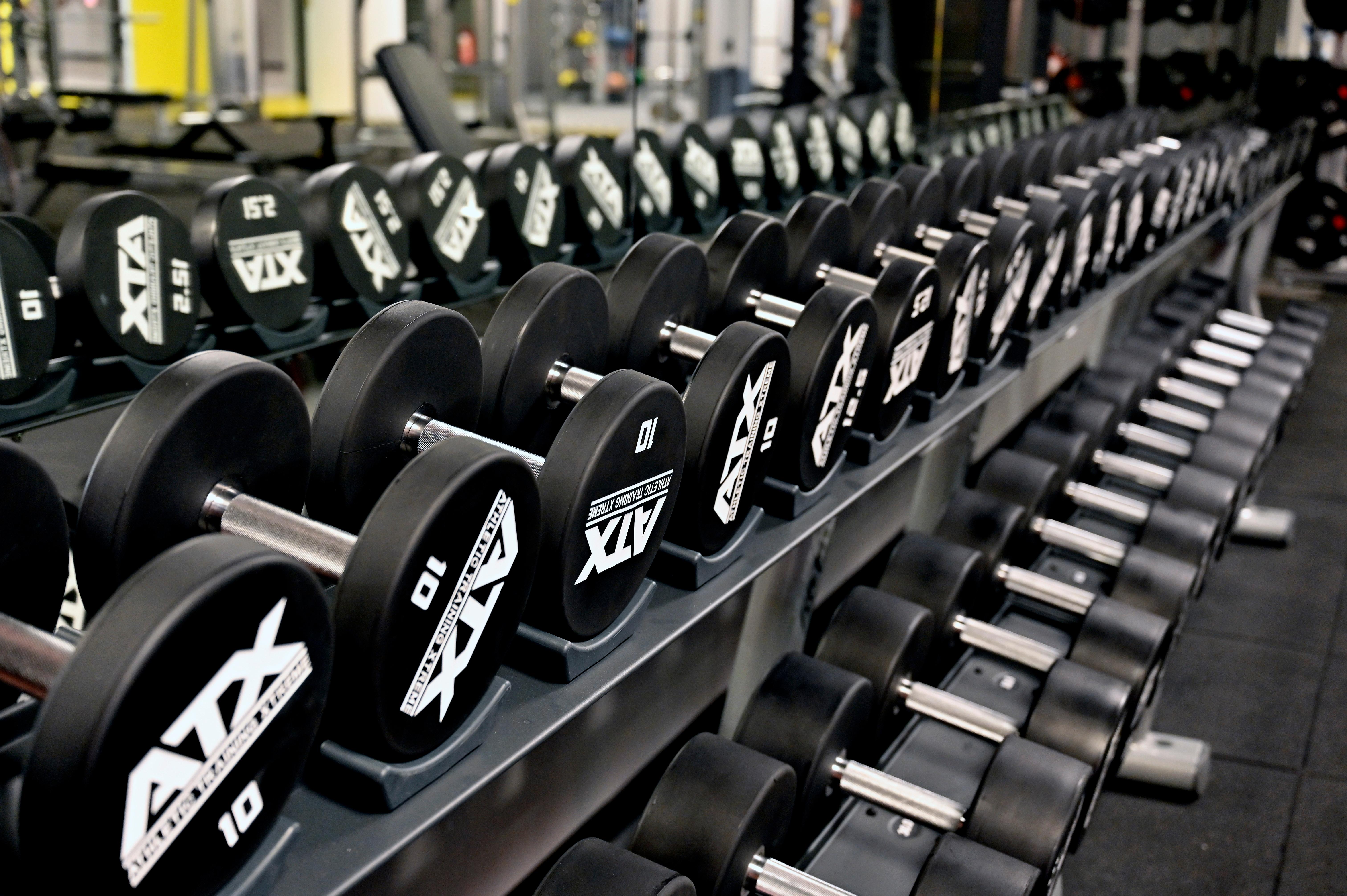 Das "Fit Star" in der Erlanger Fußgängerzone hat seine Eröffnung bereits gefeiert, musste drei Tage später auf behördliche Anordnung wegen der Corona-Beschränkungen aber wieder schließen. Nun wird es mit dem "Click & Fit"-Konzept nun wieder öffnen, genau wie das zweite neue Studio des Unternehmens in Eckental, das ebenfalls am Freitag seine Eröffnung feiern soll. "Unser Schwerpunkt liegt auf dem Preis-Leistungs-Verhältnis", beschreibt Geschäftsführer Markus Giegold das Konzept von "Fit Star" auf 2000 Quadratmetern und zwei Etagen: "Von Geräten bis Getränken haben wir alles von Weltmarktführern, aber bieten das zu kleinem Preis an." Die Bilder stammen aus dem "Fit Star" in Erlangen.