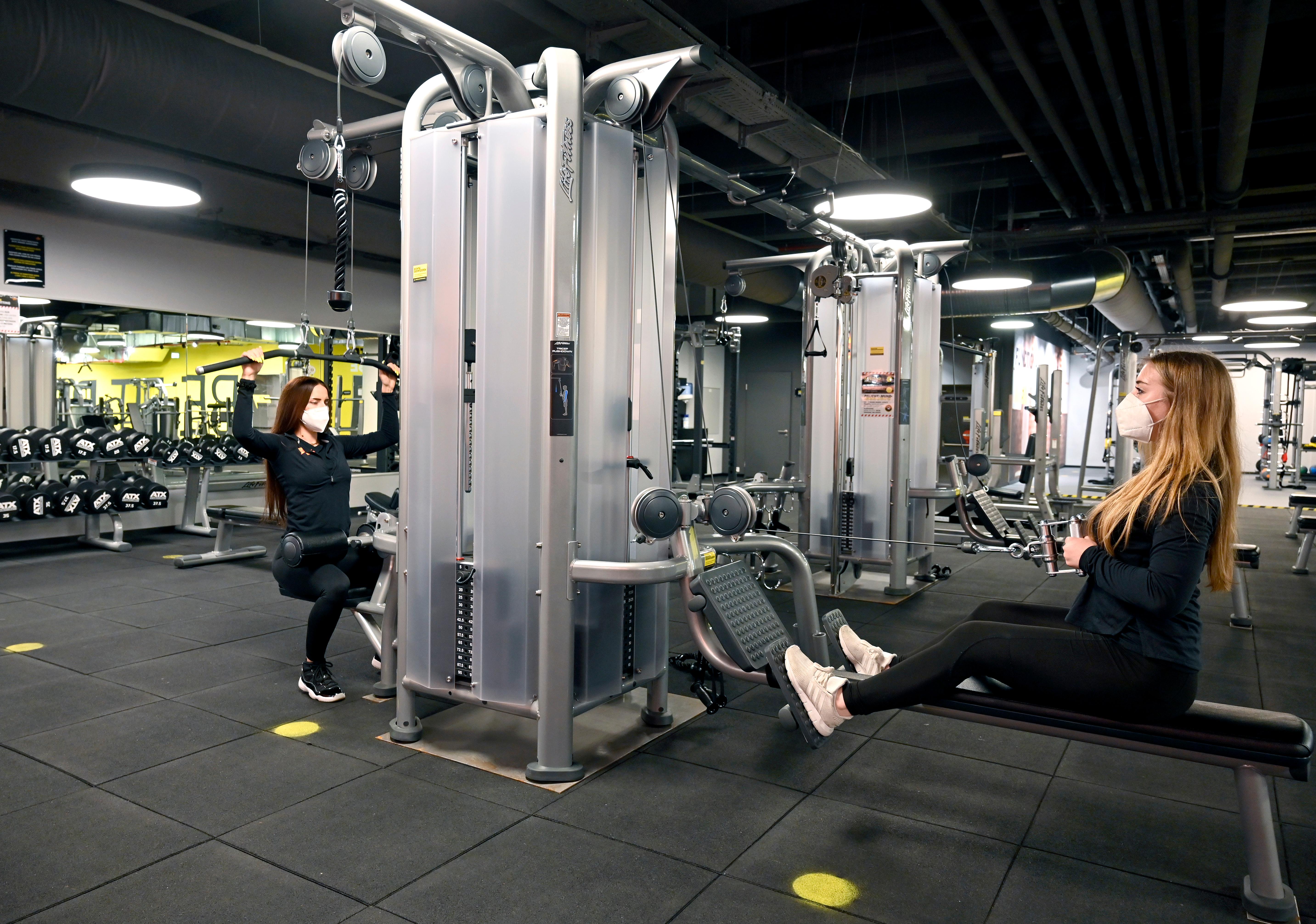 Das "Fit Star" in der Erlanger Fußgängerzone hat seine Eröffnung bereits gefeiert, musste drei Tage später auf behördliche Anordnung wegen der Corona-Beschränkungen aber wieder schließen. Nun wird es mit dem "Click & Fit"-Konzept nun wieder öffnen, genau wie das zweite neue Studio des Unternehmens in Eckental, das ebenfalls am Freitag seine Eröffnung feiern soll. "Unser Schwerpunkt liegt auf dem Preis-Leistungs-Verhältnis", beschreibt Geschäftsführer Markus Giegold das Konzept von "Fit Star" auf 2000 Quadratmetern und zwei Etagen: "Von Geräten bis Getränken haben wir alles von Weltmarktführern, aber bieten das zu kleinem Preis an." Die Bilder stammen aus dem "Fit Star" in Erlangen.