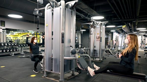 Das "Fit Star" in der Erlanger Fußgängerzone hat seine Eröffnung bereits gefeiert, musste drei Tage später auf behördliche Anordnung wegen der Corona-Beschränkungen aber wieder schließen. Nun wird es mit dem "Click & Fit"-Konzept nun wieder öffnen, genau wie das zweite neue Studio des Unternehmens in Eckental, das ebenfalls am Freitag seine Eröffnung feiern soll. "Unser Schwerpunkt liegt auf dem Preis-Leistungs-Verhältnis", beschreibt Geschäftsführer Markus Giegold das Konzept von "Fit Star" auf 2000 Quadratmetern und zwei Etagen: "Von Geräten bis Getränken haben wir alles von Weltmarktführern, aber bieten das zu kleinem Preis an." Die Bilder stammen aus dem "Fit Star" in Erlangen.