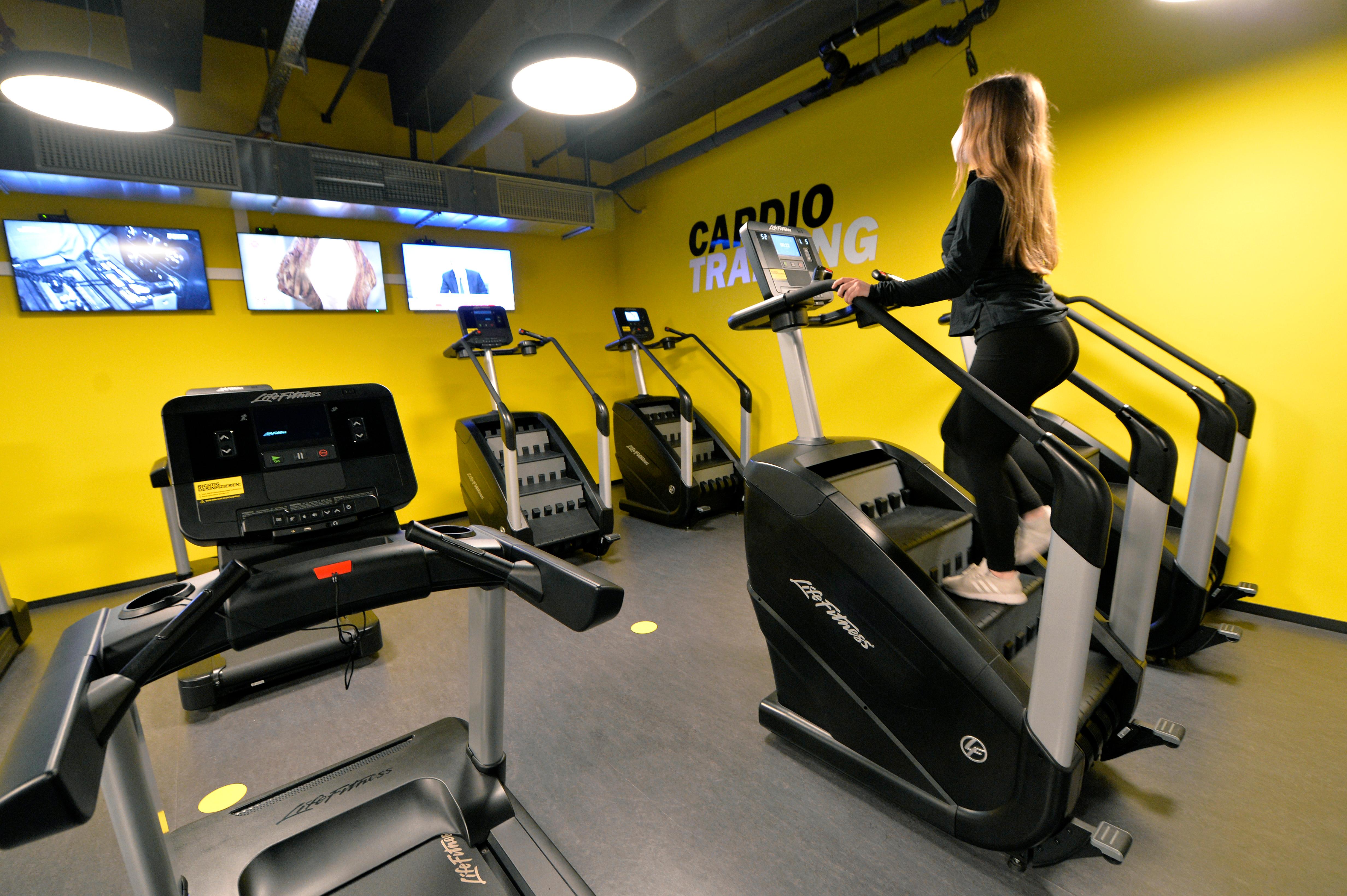 Das "Fit Star" in der Erlanger Fußgängerzone hat seine Eröffnung bereits gefeiert, musste drei Tage später auf behördliche Anordnung wegen der Corona-Beschränkungen aber wieder schließen. Nun wird es mit dem "Click & Fit"-Konzept nun wieder öffnen, genau wie das zweite neue Studio des Unternehmens in Eckental, das ebenfalls am Freitag seine Eröffnung feiern soll. "Unser Schwerpunkt liegt auf dem Preis-Leistungs-Verhältnis", beschreibt Geschäftsführer Markus Giegold das Konzept von "Fit Star" auf 2000 Quadratmetern und zwei Etagen: "Von Geräten bis Getränken haben wir alles von Weltmarktführern, aber bieten das zu kleinem Preis an." Die Bilder stammen aus dem "Fit Star" in Erlangen.