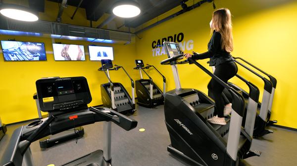 Das "Fit Star" in der Erlanger Fußgängerzone hat seine Eröffnung bereits gefeiert, musste drei Tage später auf behördliche Anordnung wegen der Corona-Beschränkungen aber wieder schließen. Nun wird es mit dem "Click & Fit"-Konzept nun wieder öffnen, genau wie das zweite neue Studio des Unternehmens in Eckental, das ebenfalls am Freitag seine Eröffnung feiern soll. "Unser Schwerpunkt liegt auf dem Preis-Leistungs-Verhältnis", beschreibt Geschäftsführer Markus Giegold das Konzept von "Fit Star" auf 2000 Quadratmetern und zwei Etagen: "Von Geräten bis Getränken haben wir alles von Weltmarktführern, aber bieten das zu kleinem Preis an." Die Bilder stammen aus dem "Fit Star" in Erlangen.