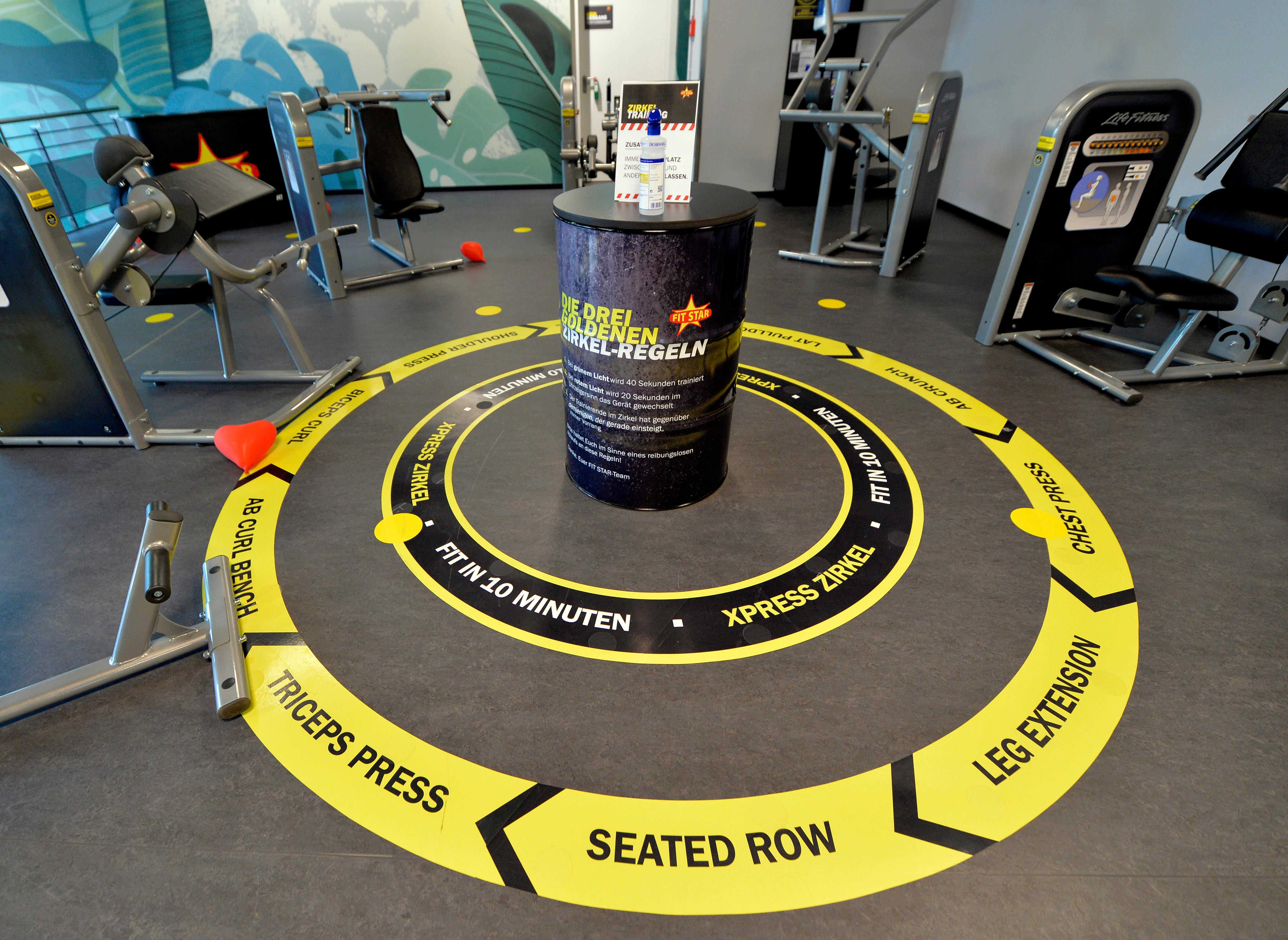 Das "Fit Star" in der Erlanger Fußgängerzone hat seine Eröffnung bereits gefeiert, musste drei Tage später auf behördliche Anordnung wegen der Corona-Beschränkungen aber wieder schließen. Nun wird es mit dem "Click & Fit"-Konzept nun wieder öffnen, genau wie das zweite neue Studio des Unternehmens in Eckental, das ebenfalls am Freitag seine Eröffnung feiern soll. "Unser Schwerpunkt liegt auf dem Preis-Leistungs-Verhältnis", beschreibt Geschäftsführer Markus Giegold das Konzept von "Fit Star" auf 2000 Quadratmetern und zwei Etagen: "Von Geräten bis Getränken haben wir alles von Weltmarktführern, aber bieten das zu kleinem Preis an." Die Bilder stammen aus dem "Fit Star" in Erlangen.