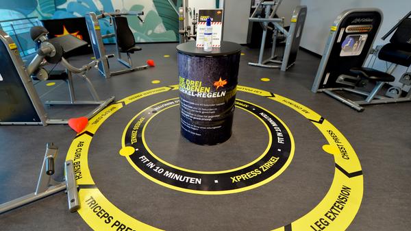 Das "Fit Star" in der Erlanger Fußgängerzone hat seine Eröffnung bereits gefeiert, musste drei Tage später auf behördliche Anordnung wegen der Corona-Beschränkungen aber wieder schließen. Nun wird es mit dem "Click & Fit"-Konzept nun wieder öffnen, genau wie das zweite neue Studio des Unternehmens in Eckental, das ebenfalls am Freitag seine Eröffnung feiern soll. "Unser Schwerpunkt liegt auf dem Preis-Leistungs-Verhältnis", beschreibt Geschäftsführer Markus Giegold das Konzept von "Fit Star" auf 2000 Quadratmetern und zwei Etagen: "Von Geräten bis Getränken haben wir alles von Weltmarktführern, aber bieten das zu kleinem Preis an." Die Bilder stammen aus dem "Fit Star" in Erlangen.