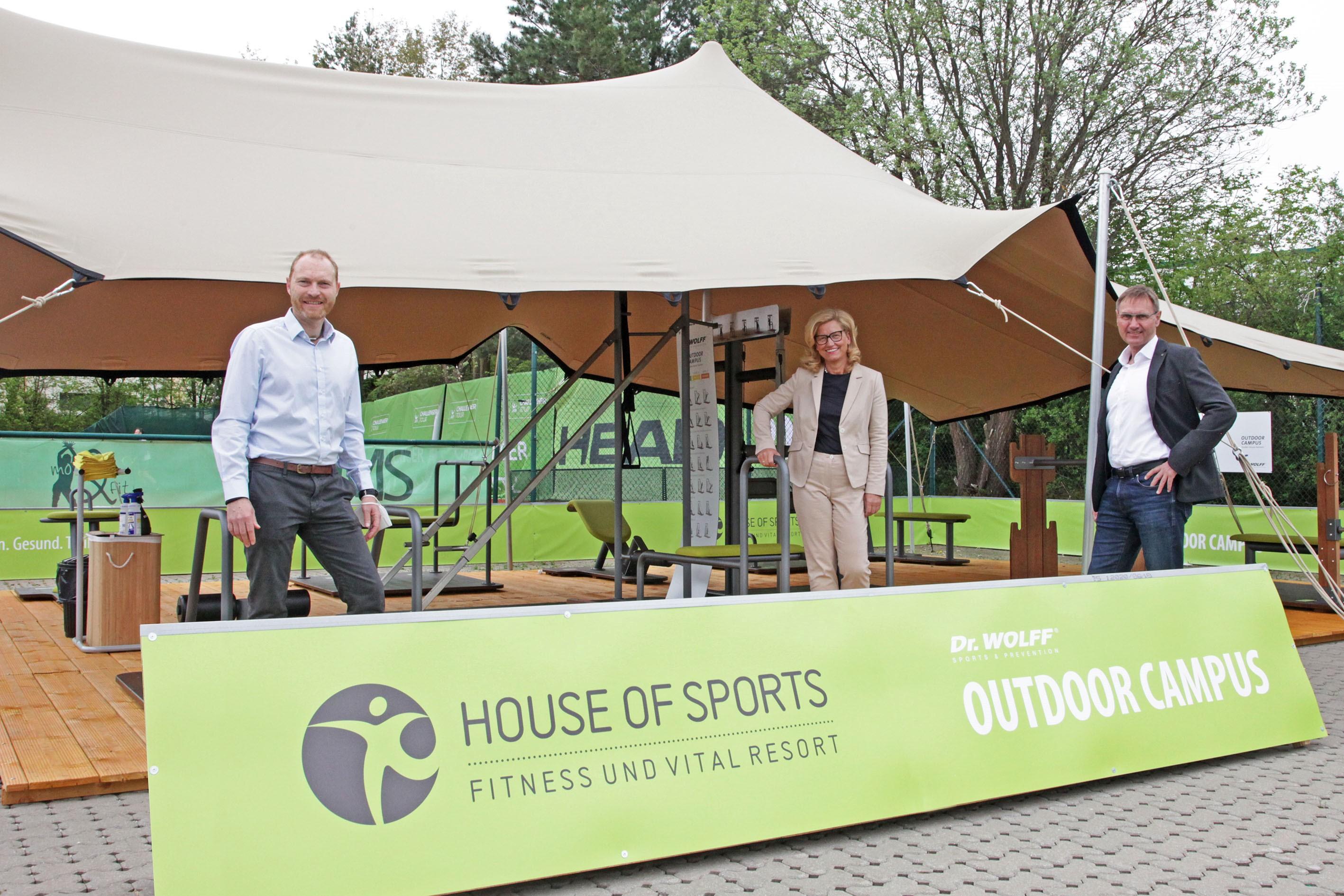 Das "House of Sports" in Eckental hat ein Outdoor-Fitnessstudio eingerichtet. Ein Zelt schützt den "Outdoor Campus" vor Regen und Sonne. Es wurden teilweise eigens für das Outdoor-Training entwickelte Geräte gekauft. Das Konzept dazu stammt vom Medizinprodukte-Hersteller Harmut Wolff. "Die Geräte sind auf gesundheitsorientiertes Training angelegt. Das ist keine Outdoor-Muckibude, wie man sie vielleicht von Venice Beach oder vielen Calisthenics Parks kennt", sagt Geschäftsführer Oliver Penning. Das Outdoor-Studio steht allen Mitgliedern von "House of Sports" offen. 