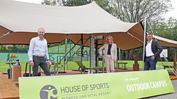 Das "House of Sports" in Eckental hat ein Outdoor-Fitnessstudio eingerichtet. Ein Zelt schützt den "Outdoor Campus" vor Regen und Sonne. Es wurden teilweise eigens für das Outdoor-Training entwickelte Geräte gekauft. Das Konzept dazu stammt vom Medizinprodukte-Hersteller Harmut Wolff. "Die Geräte sind auf gesundheitsorientiertes Training angelegt. Das ist keine Outdoor-Muckibude, wie man sie vielleicht von Venice Beach oder vielen Calisthenics Parks kennt", sagt Geschäftsführer Oliver Penning. Das Outdoor-Studio steht allen Mitgliedern von "House of Sports" offen.