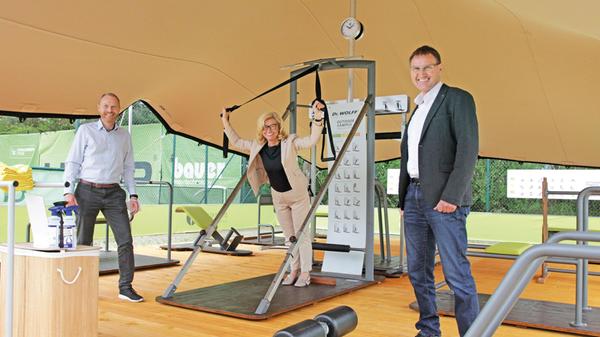Das "House of Sports" in Eckental hat ein Outdoor-Fitnessstudio eingerichtet. Ein Zelt schützt den "Outdoor Campus" vor Regen und Sonne. Es wurden teilweise eigens für das Outdoor-Training entwickelte Geräte gekauft. Das Konzept dazu stammt vom Medizinprodukte-Hersteller Harmut Wolff. "Die Geräte sind auf gesundheitsorientiertes Training angelegt. Das ist keine Outdoor-Muckibude, wie man sie vielleicht von Venice Beach oder vielen Calisthenics Parks kennt", sagt Geschäftsführer Oliver Penning. Das Outdoor-Studio steht allen Mitgliedern von "House of Sports" offen.