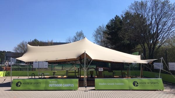 Das "House of Sports" in Eckental hat ein Outdoor-Fitnessstudio eingerichtet. Ein Zelt schützt den "Outdoor Campus" vor Regen und Sonne. Es wurden teilweise eigens für das Outdoor-Training entwickelte Geräte gekauft. Das Konzept dazu stammt vom Medizinprodukte-Hersteller Harmut Wolff. "Die Geräte sind auf gesundheitsorientiertes Training angelegt. Das ist keine Outdoor-Muckibude, wie man sie vielleicht von Venice Beach oder vielen Calisthenics Parks kennt", sagt Geschäftsführer Oliver Penning. Das Outdoor-Studio steht allen Mitgliedern von "House of Sports" offen.