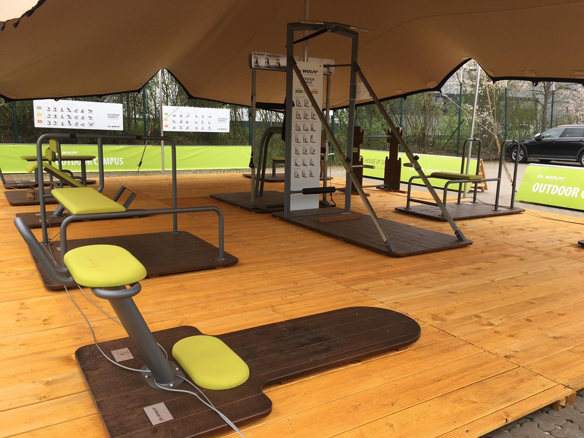 Das "House of Sports" in Eckental hat ein Outdoor-Fitnessstudio eingerichtet. Ein Zelt schützt den "Outdoor Campus" vor Regen und Sonne. Es wurden teilweise eigens für das Outdoor-Training entwickelte Geräte gekauft. Das Konzept dazu stammt vom Medizinprodukte-Hersteller Harmut Wolff. "Die Geräte sind auf gesundheitsorientiertes Training angelegt. Das ist keine Outdoor-Muckibude, wie man sie vielleicht von Venice Beach oder vielen Calisthenics Parks kennt", sagt Geschäftsführer Oliver Penning. Das Outdoor-Studio steht allen Mitgliedern von "House of Sports" offen. 