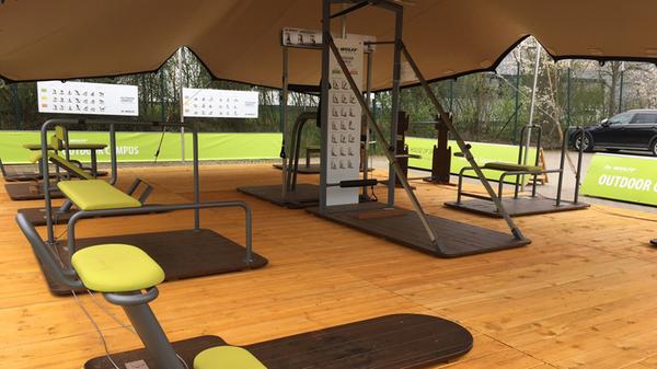 Das "House of Sports" in Eckental hat ein Outdoor-Fitnessstudio eingerichtet. Ein Zelt schützt den "Outdoor Campus" vor Regen und Sonne. Es wurden teilweise eigens für das Outdoor-Training entwickelte Geräte gekauft. Das Konzept dazu stammt vom Medizinprodukte-Hersteller Harmut Wolff. "Die Geräte sind auf gesundheitsorientiertes Training angelegt. Das ist keine Outdoor-Muckibude, wie man sie vielleicht von Venice Beach oder vielen Calisthenics Parks kennt", sagt Geschäftsführer Oliver Penning. Das Outdoor-Studio steht allen Mitgliedern von "House of Sports" offen.