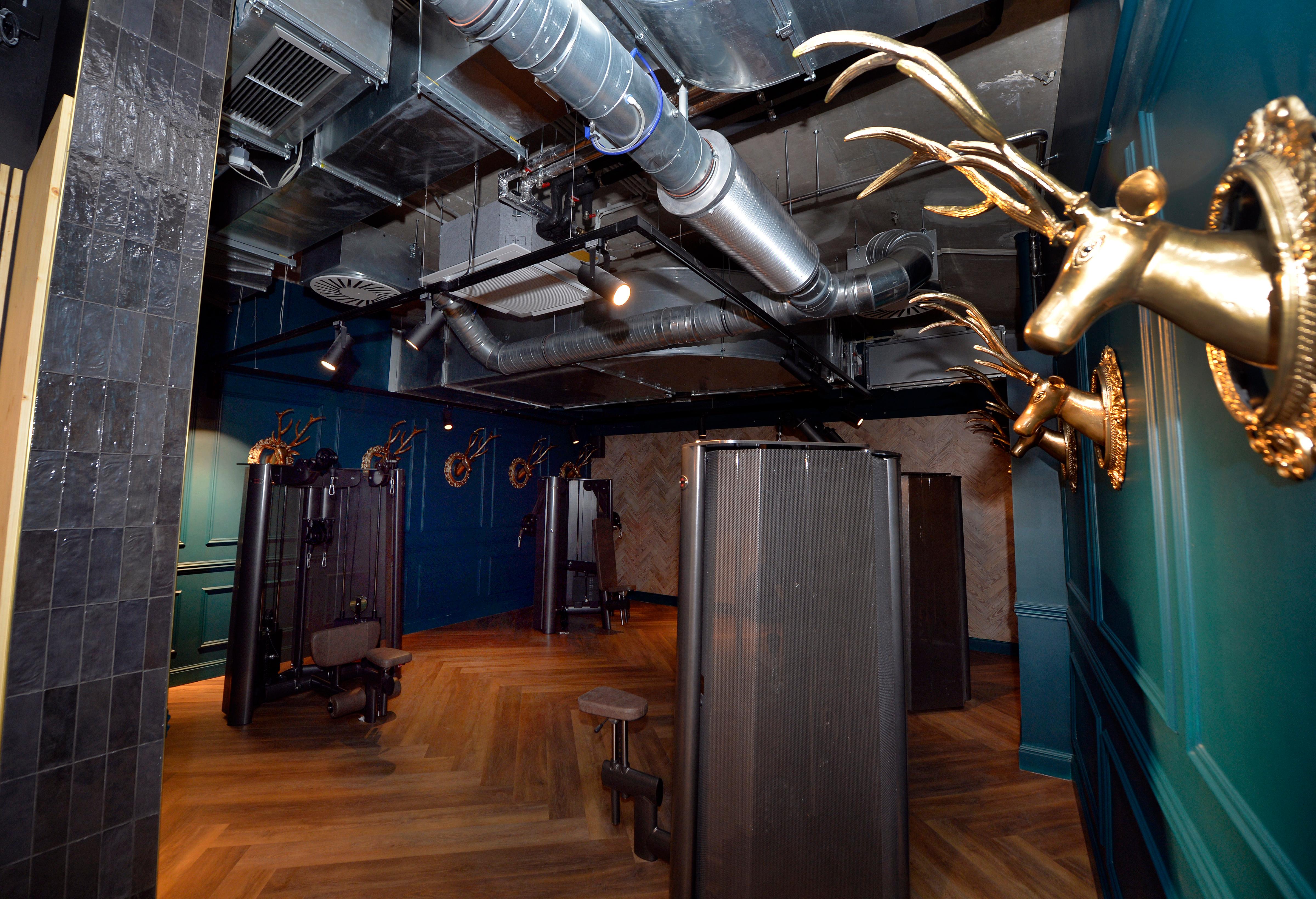 Der John Reed Fitness Music Club in der Erlanger Nägelsbachstraße ist die Edel-Variante von MCFit, beide Marken gehören zum Unternehmen der RSG Group. Im Vergleich zur nur halb so teuren Schwester bietet das "John Reed"-Studio unter anderem einen großen Wellnessbereich, Kinderbetreuung, Streetart an den Wänden, zweimal die Woche Live-DJs und - auf Zubuchung - individuelles, geleitetes Training.