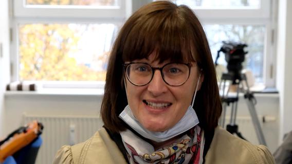 Umwelt- und Gesundheitsreferentin Britta Walthelm berichtet den Medien über ihren Besuch bei Kontaktermittlern, die für das Gesundheitsamt arbeiten.
Umwelt- und Gesundheitsreferentin Britta Walthelm berichtet den Medien über ihren Besuch bei Kontaktermittlern, die für das Gesundheitsamt arbeiten.