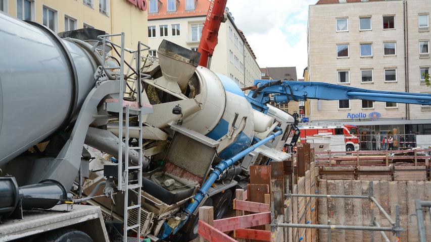 Bilder: 25 Tonnen geraten in Nürnberg plötzlich in Schieflage