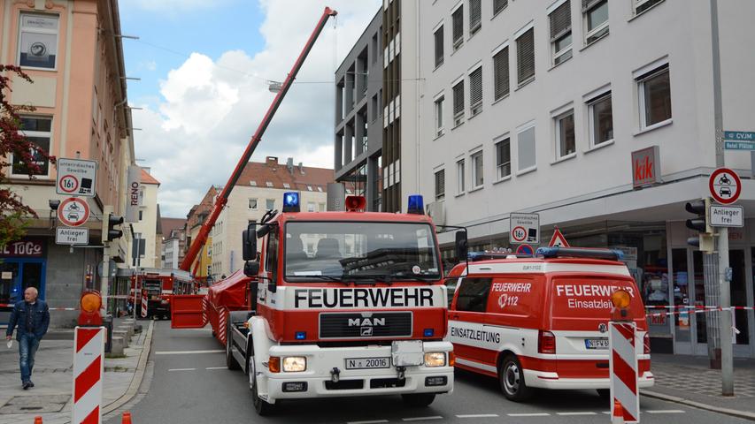 Bilder: 25 Tonnen geraten in Nürnberg plötzlich in Schieflage