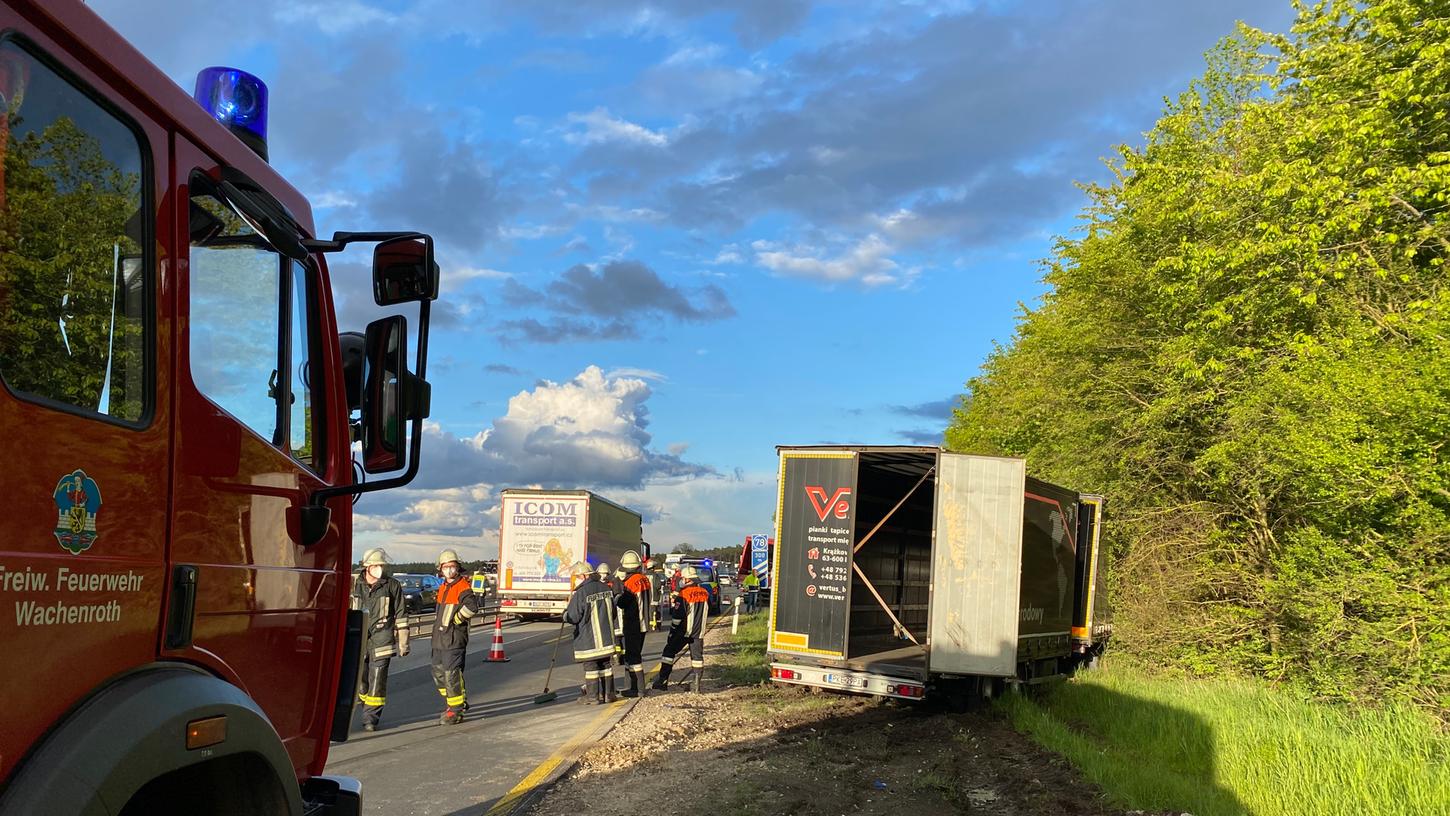 Der Lastwagen kam nach der Kollision von der Autobahn ab.