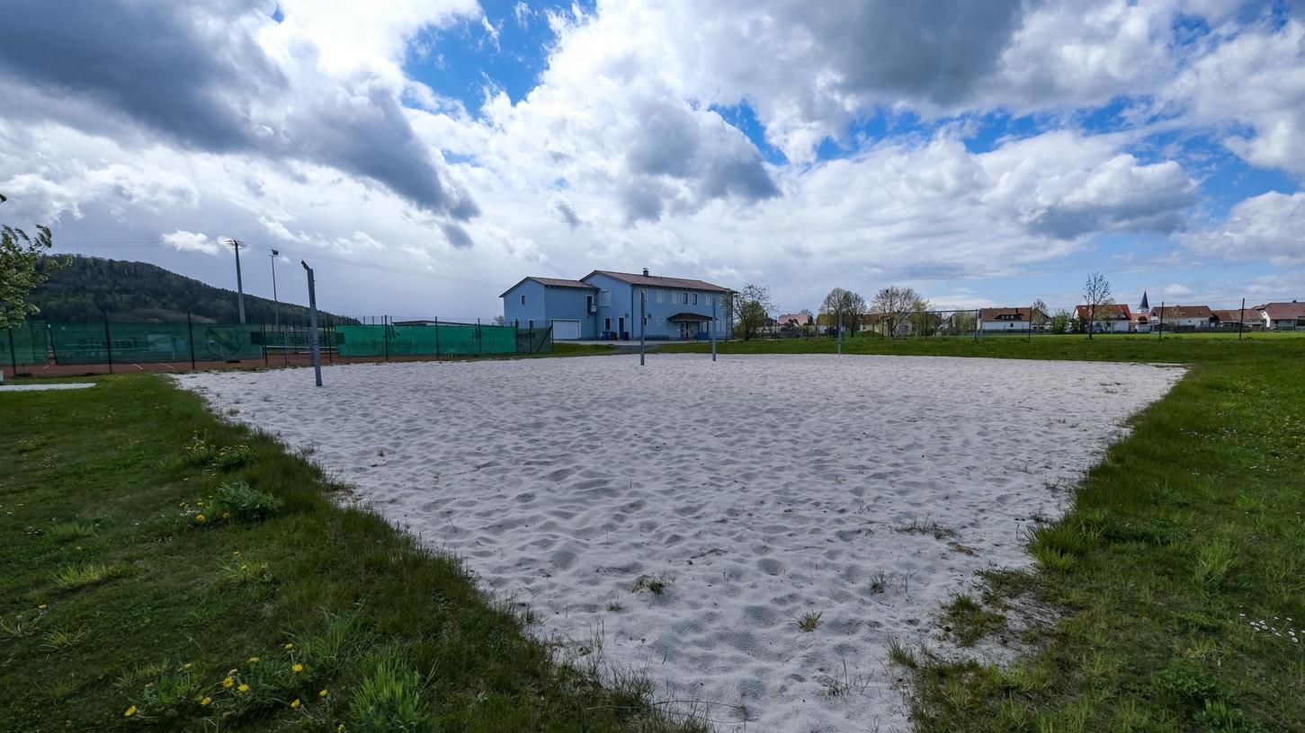 Original: Bis das gesellige Leben auf die Sportanlagen der Region zurückkehrt, wird es noch dauern. Aber eine stabile Inzidenz unter 100 im Landkreis würde Vereinen wie dem FSV Berngau neue Freiräume geben.