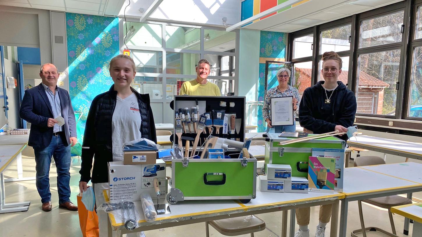 Sie haben vom dualen Ausbildungssystem profitiert: Norina Selch aus Hilpoltstein und Linda Schulze aus Nürnberg sind in diesem Jahr zwei von Deutschlands 100 besten Auszubildenden im Maler- und Lackiererhandwerk.
Sie haben vom dualen Ausbildungssystem profitiert: Norina Selch aus Hilpoltstein und Linda Schulze aus Nürnberg sind in diesem Jahr zwei von Deutschlands 100 besten Auszubildenden im Maler- und Lackiererhandwerk.