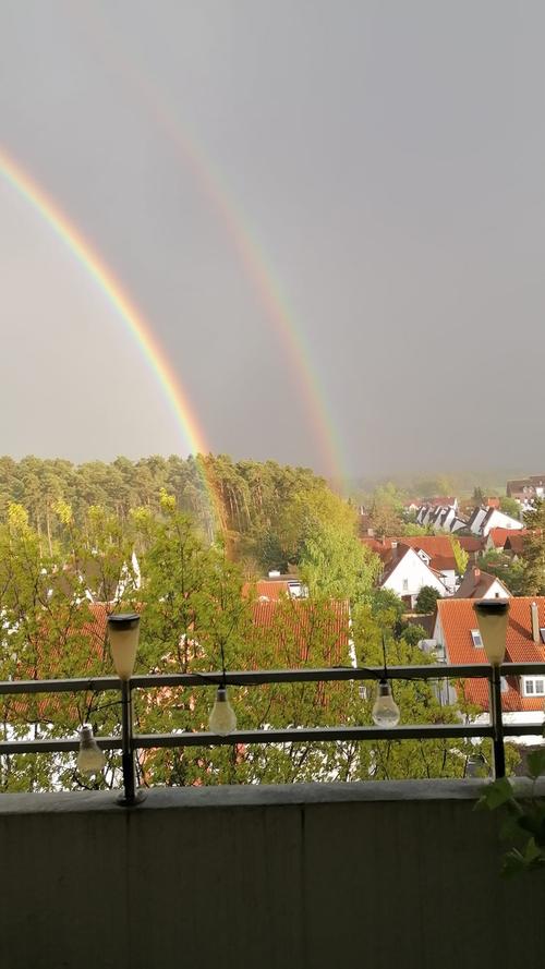 Doppel-Regenbogen, Sturmfronten und Niesel: So verrückt ist das Maiwetter