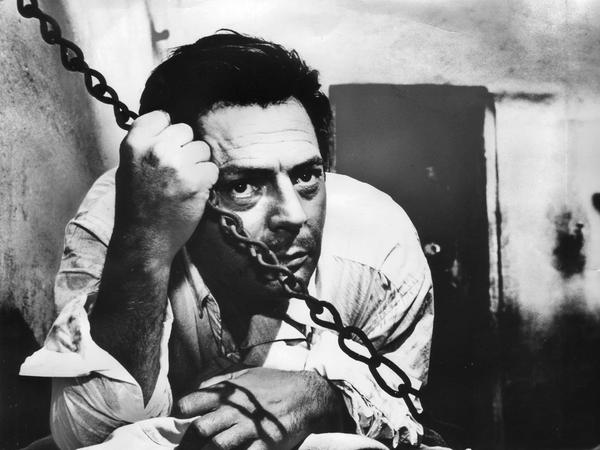 Marcello Mastroianni in einer Szene der Camus-Verfilmung "Der Fremde" (Lo straniero) von Lucchino Visconti.