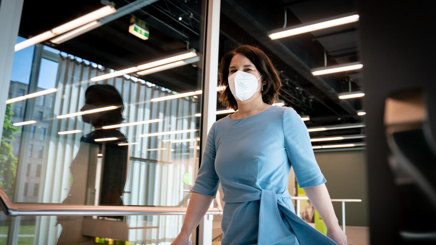 Grünen-Kanzlerkandidatin Annalena Baerbock hat der Verwaltung des Bundestags Sonderzahlungen nachgemeldet, die sie in den vergangenen Jahren als Bundesvorsitzende von ihrer Partei bekommen hat.
Grünen-Kanzlerkandidatin Annalena Baerbock hat der Verwaltung des Bundestags Sonderzahlungen nachgemeldet, die sie in den vergangenen Jahren als Bundesvorsitzende von ihrer Partei bekommen hat.