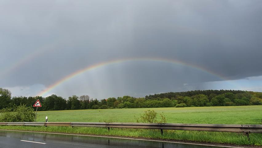 Ein Regenbogen- Bild, das Ulrike Ringlein im Rednitzgrund zwischen Limbach und Katzwang aufgenommen hat.