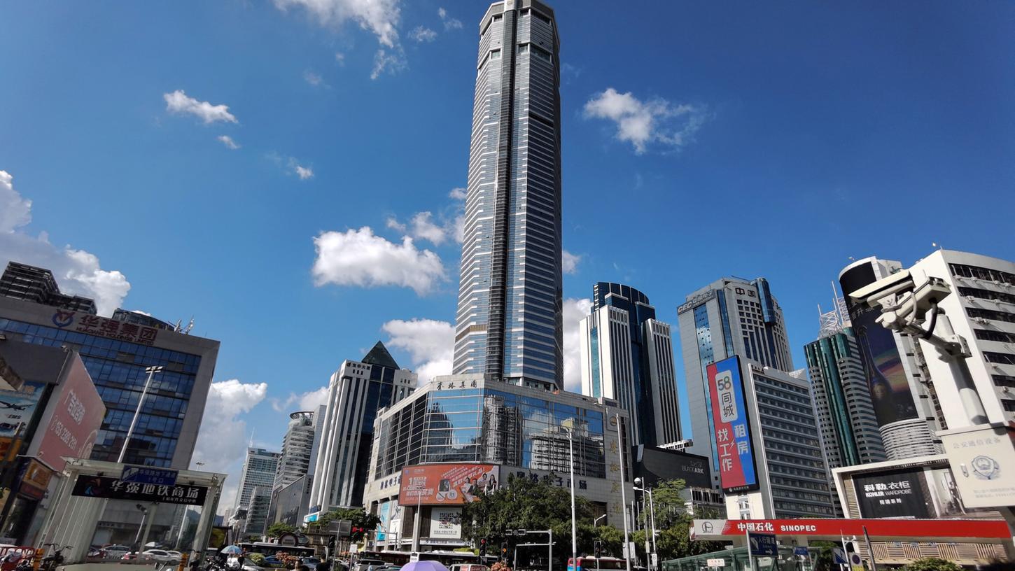 Mit seinen Wolkenkratzern war Shenzhen immer schon als Konkurrenz zum benachbarten, inzwischen von China vollkommen vereinnahmten Hongkong gedacht.
Mit seinen Wolkenkratzern war Shenzhen immer schon als Konkurrenz zum benachbarten, inzwischen von China vollkommen vereinnahmten Hongkong gedacht.