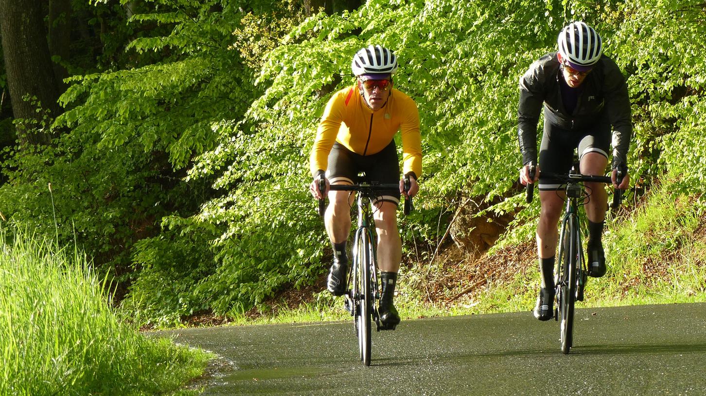 Peter Renner (in gelb) und Wolfgang Voit haben in der Fränkischen und Hersbrucker Schweiz 10.000 Höhenmeter auf dem Rad bewältigt.