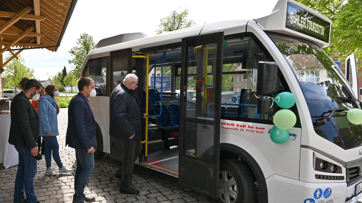 Der „eSchorschi“ ist seit rund einer Woche in Georgensgmünd unterwegs, nun wurde er offiziell getauft. Mit dem Kleinbus ist die Gemeinde Vorreiter in Sachen öffentlicher E-Mobilität im Landkreis.  