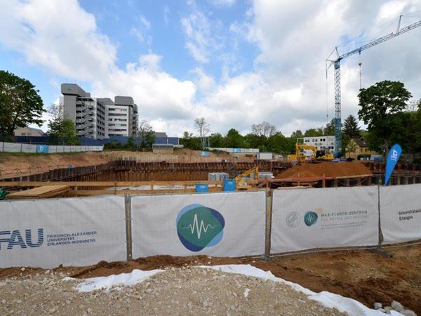 Noch herrscht hier Baustelle, doch in drei Jahren soll hier das Max-Planck-Zentrum für Physik und Medizin stehen.
Noch herrscht hier Baustelle, doch in drei Jahren soll hier das Max-Planck-Zentrum für Physik und Medizin stehen.