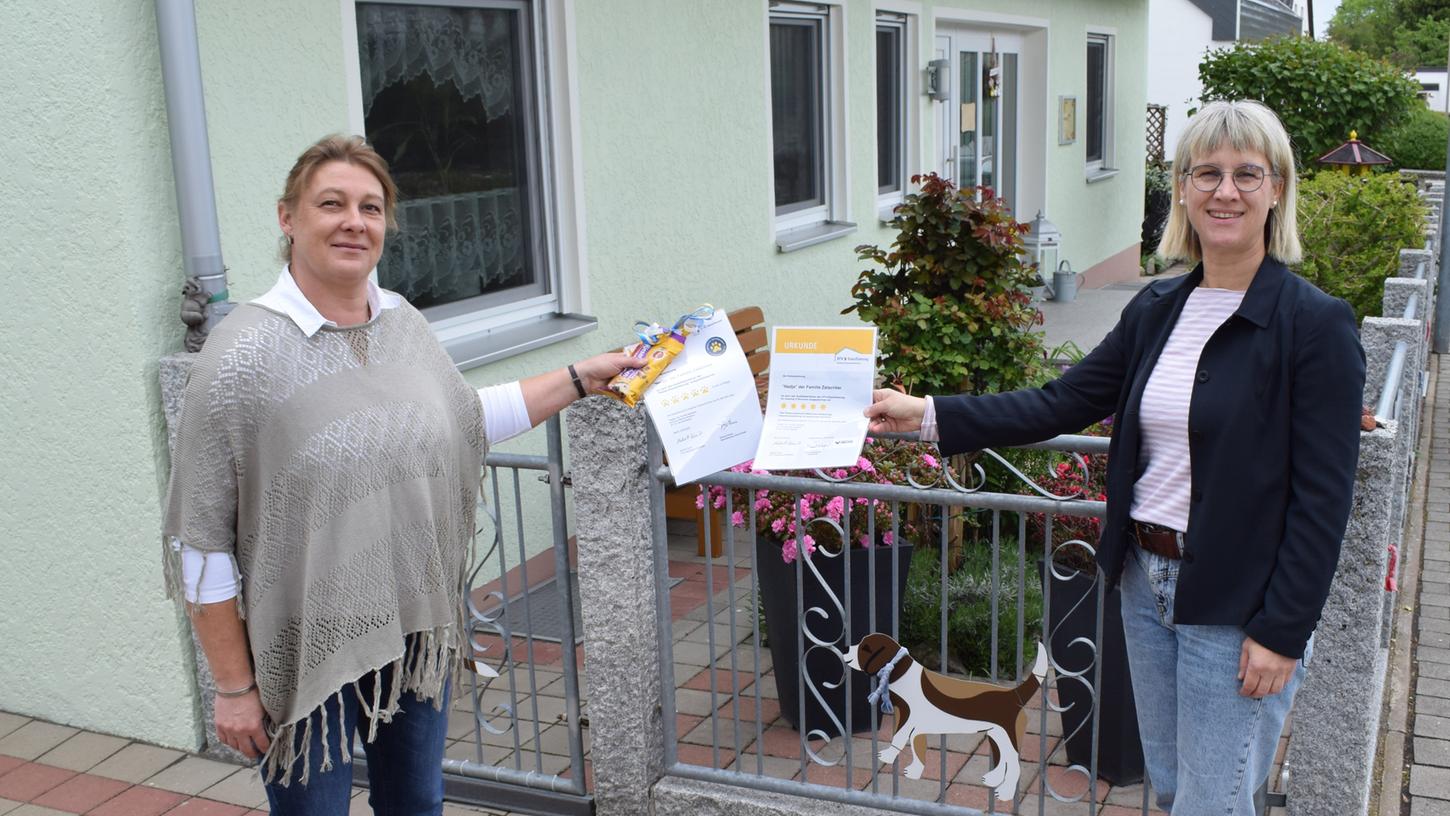 Vermieterin Nicole Zatschker (links) nahm von Marion Schwarz vom Tourismusverband Fränkisches Seenland die Urkunde für die erste Vermieterin Nicole Zatschker (links) nahm von Marion Schwarz vom Tourismusverband Fränkisches Seenland die Urkunde für die erste