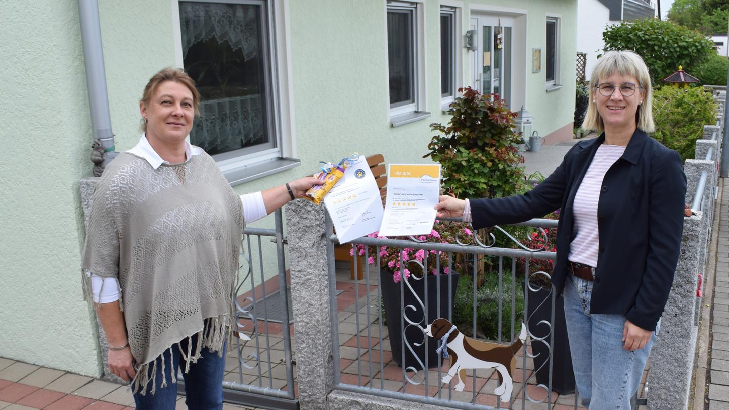 Vermieterin Nicole Zatschker (links) nahm von Marion Schwarz vom Tourismusverband Fränkisches Seenland die Urkunde für die erste "Pfoten"-Klassifizierung in der Region entgegen.