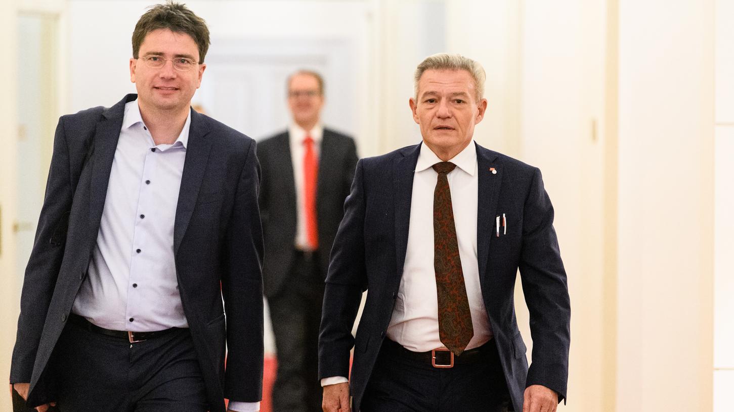 Florian von Brunn, damaliger SPD-Landtagsabgeordneter (l), und Horst Arnold, damaliger stellvertretender Vorsitzender der bayerischen SPD-Landtagsfraktion, kommen zu einer Sitzung der bayerischen SPD-Landtagsfraktion.