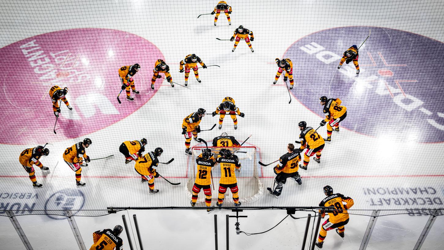 Mittendrin, statt nur dabei: Die Eishockey-Nationalmannschaft versammelt sich um Niklas Treutle.