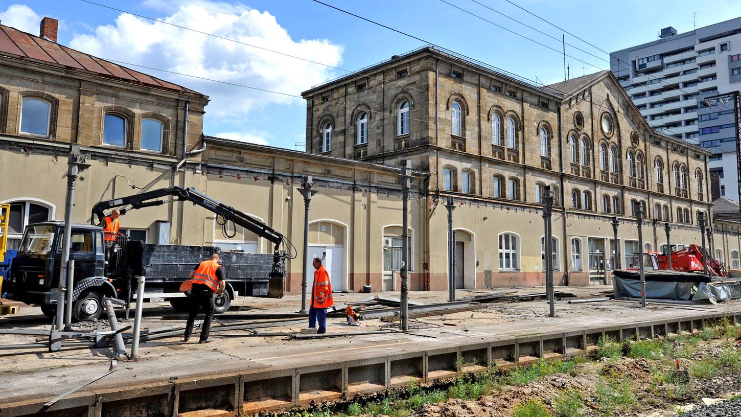 Der Fürther Hauptbahnhof wird für die neue S-Bahn
saniert. Der Fürther Hauptbahnhof wird für die neue S-Bahn
saniert.