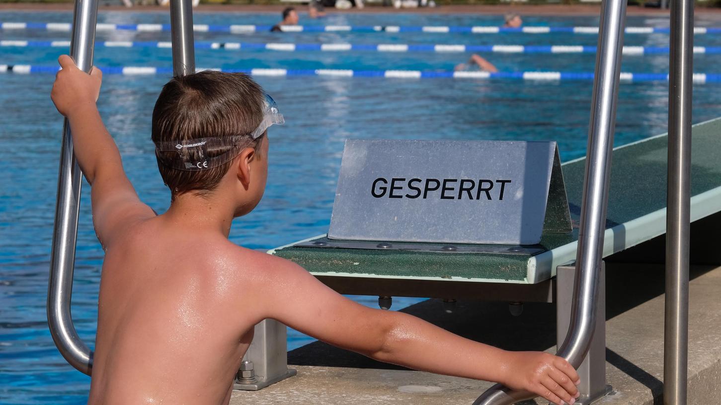 Wie auch im vergangenen Jahr gelten auch heuer wegen der Corona-Pandemie noch strenge Regeln im Neumarkter Freibad.
Wie auch im vergangenen Jahr gelten auch heuer wegen der Corona-Pandemie noch strenge Regeln im Neumarkter Freibad.