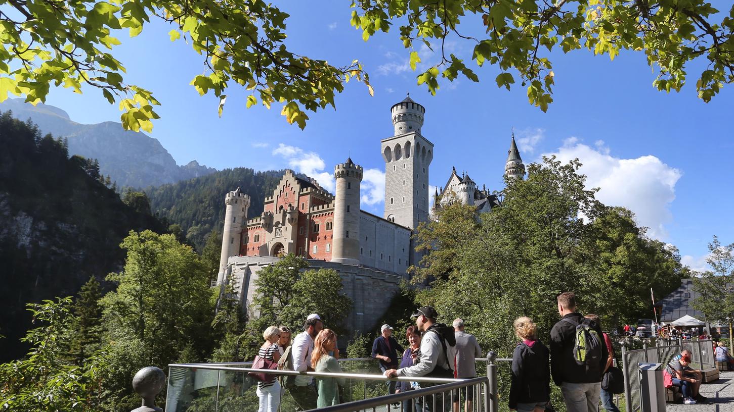 An einer Aussichtsplattform unterhalb des Schlosses Neuschwanstein tummeln sich bald wieder Touristen. Urlaub in Bayern soll zu Beginn der Pfingstferien am 21. Mai in Regionen mit niedrigen Corona-Infektionszahlen wieder möglich sein